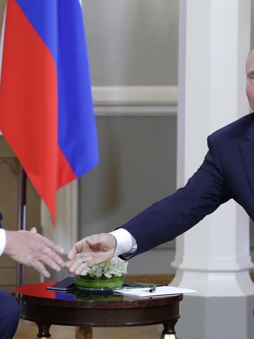 16. Juli 2018: US-Präsident Donald Trump (L) and Russlands Präsident Wladimir Putin schütteln sich die Hände
