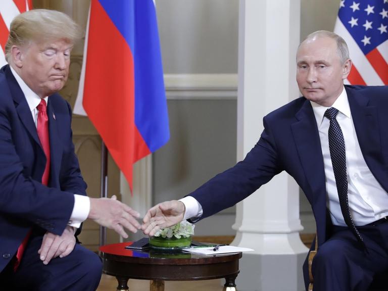 16. Juli 2018: US-Präsident Donald Trump (L) and Russlands Präsident Wladimir Putin schütteln sich die Hände