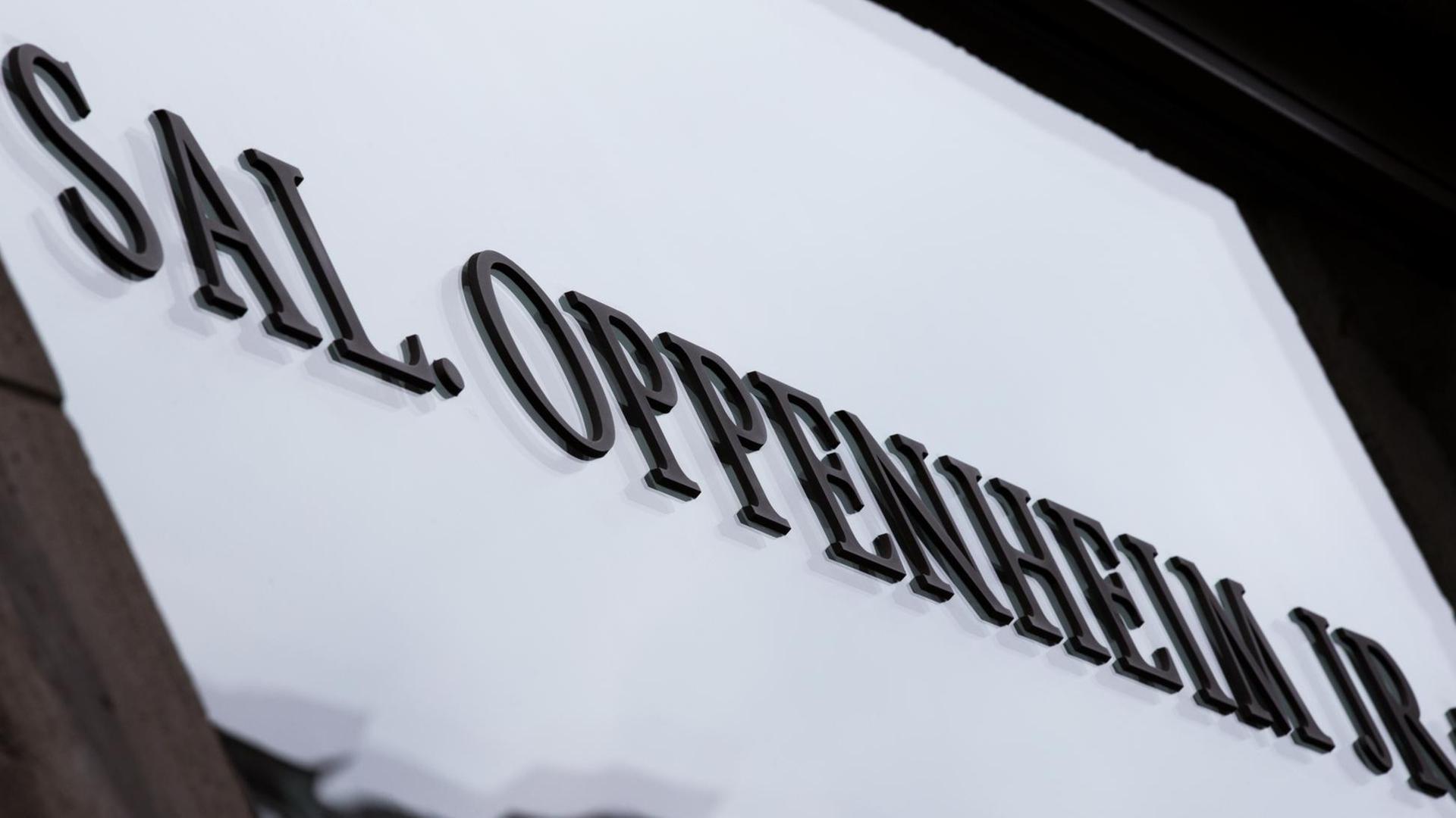 Das Logo der Bank Sal. Oppenheim ist am 18.11.2014 an der Glasfassade der Zentrale in Köln (Nordrhein-Westfalen) zu sehen.