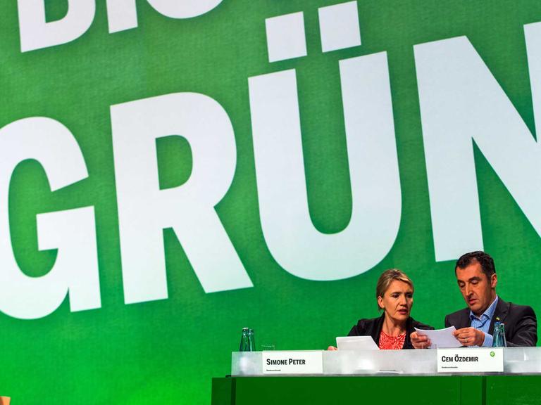 Die Parteivorsitzenden von Bündnis 90/Die Grünen, Cem Özdemir und Simone Peter sitzen am 21.11.2014 in Hamburg auf der Bühne des Bundesparteitags von Bündnis 90/Die Grünen.