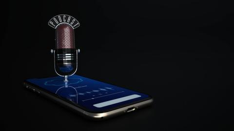 Ein Smartphone, aus dem ein Podcastmikrofon emporsteigt