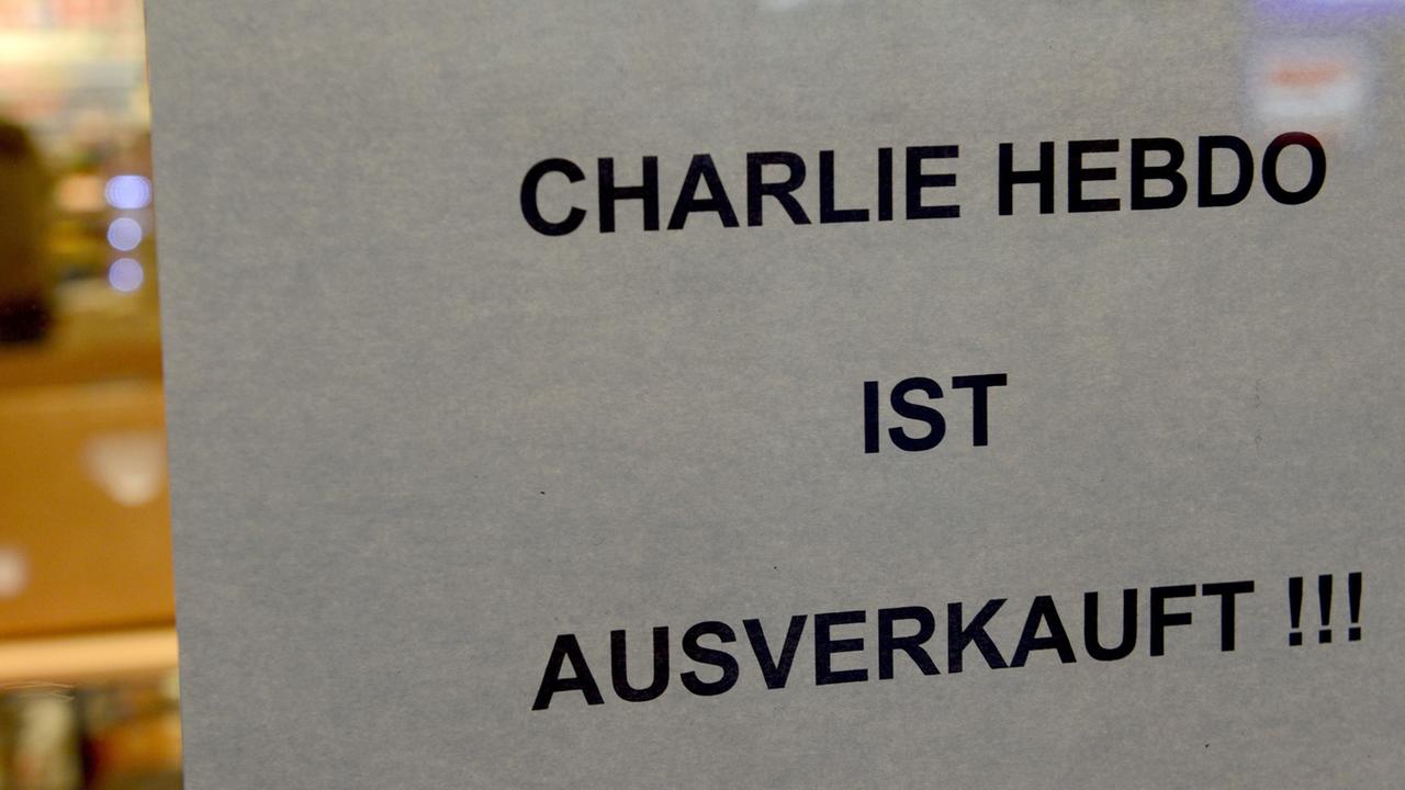 In dem Fenster einer Pressebuchhandlung hängt am 17.01.2015 in Essen (Nordrhein-Westfalen) ein Zettel mit dem Hinweis "Charlie Hebdo ist ausverkauft". Die Pressebuchhandlung im Hauptbahnhof hatte drei Exemplare der französischen Satirezeitschrift Charlie Hebdo bekommen, diese waren schnell vergriffen.