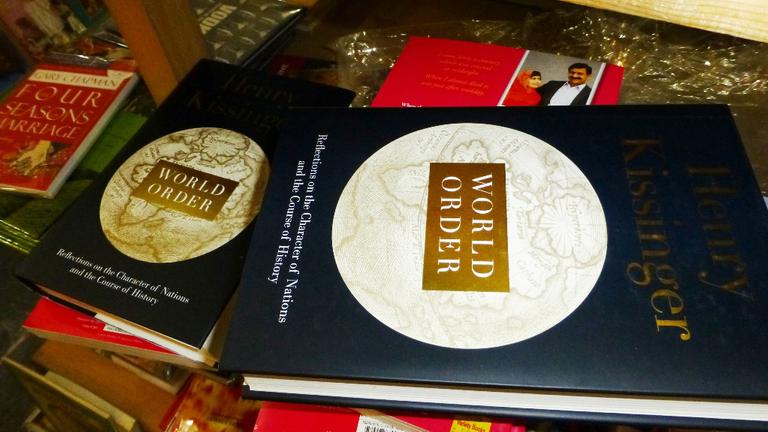 Malalas Buch ist im Laden versteckt - bei den Kochbüchern und unter Kissingers "World Order"