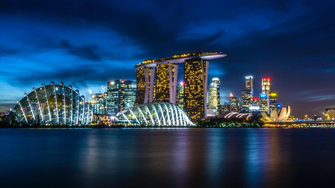 Panorama-Ansicht der Skyline von Singapur mit vielen Lichtern und beeindruckender Architektur