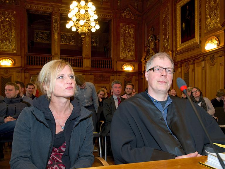 Die Klägerin sitzt mit ihrem Anwalt Thomas Heinrichs im Leipziger Verwaltungsgericht.