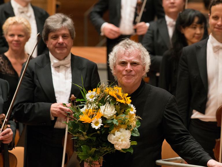 Sir Simon Rattle nach seinem letzten Konzert als Chefdirigent in der Berliner Philharmonie