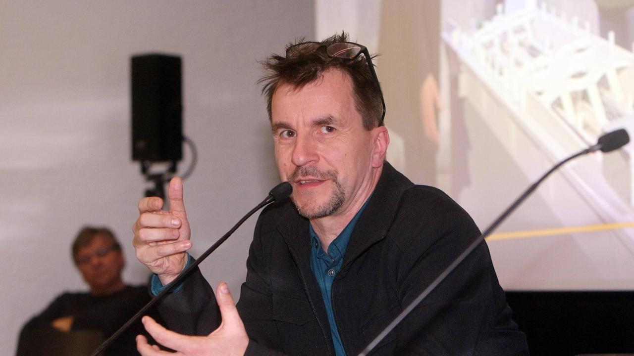 Dietrich Krauß, Journalist, Buchautor und Co-Autor der ZDF-Satiresendung "Die Anstalt" am 15.04.2019 bei einer Lesung in Stuttgart  