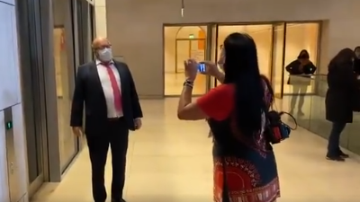 Wirtschaftsminister Peter Altmaier (CDU) wird von einer Frau mit einer Handykamera gefilmt