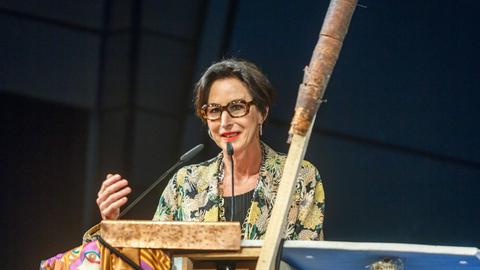Eine Fotografie von Hortensia Völckers während der Eröffnungspressekonferenz der Documenta 2017 in Kassel