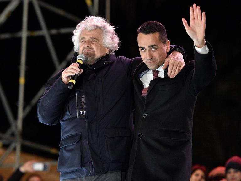 Luigi Di Maio (re.), Spitzenkandidat der Fünf-Sterne-Bewegung, und Beppe Grillo, Gründer der Partei: Stärkste bei der Parlamentswahl in Italien.