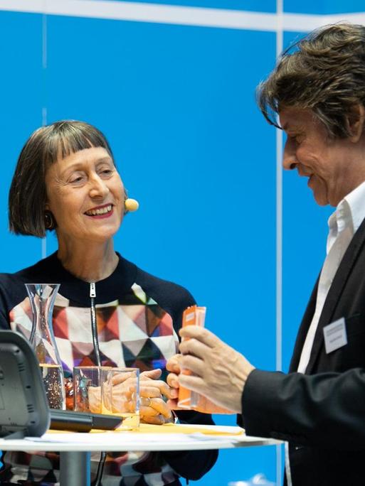 Susanne Mayer im Gespräch am Messestand des Deutschlandfunks.