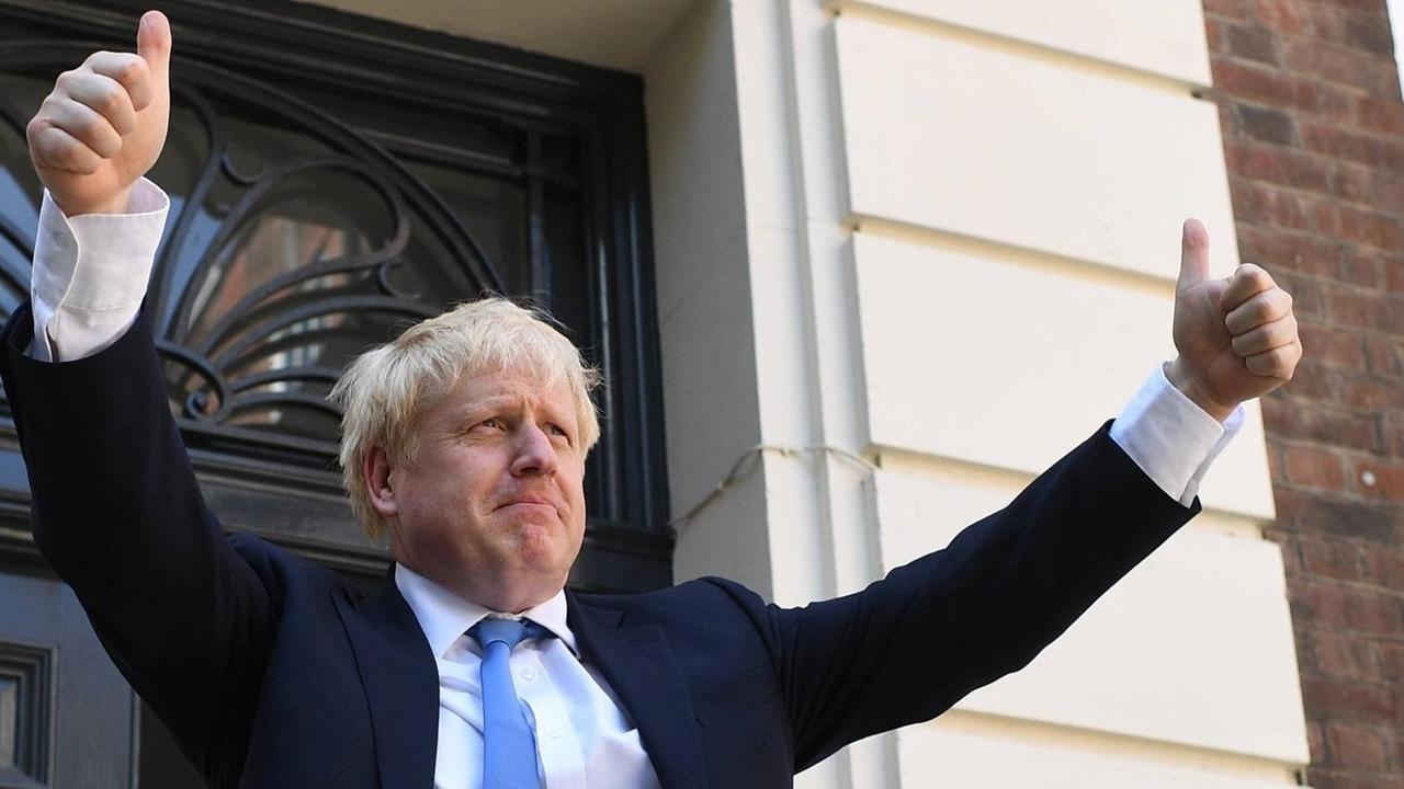 Boris Johnson reckt nach seiner Wahl zum neuen Tory-Vorsitzenden beide Daumen in die Höhe.
