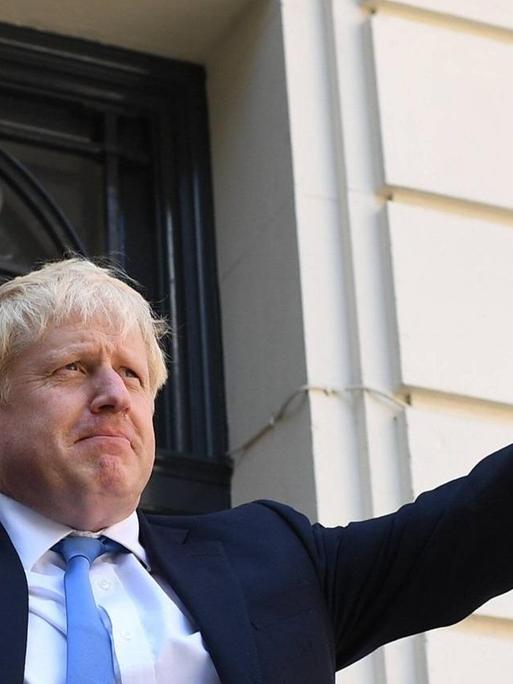 Boris Johnson reckt nach seiner Wahl zum neuen Tory-Vorsitzenden beide Daumen in die Höhe.