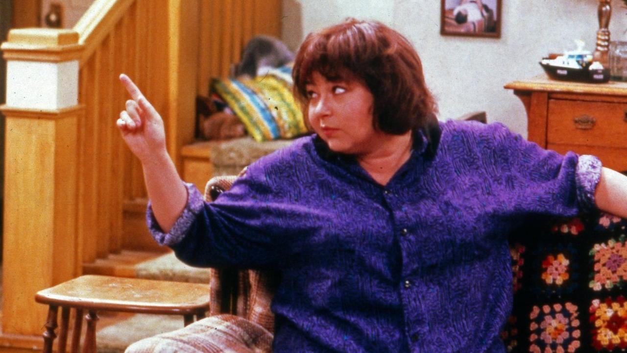 Die Darstellerin Roseanne Barr sitzt 1988 in einer Szene der Comedyserie "Roseanne" auf dem Sofa.
