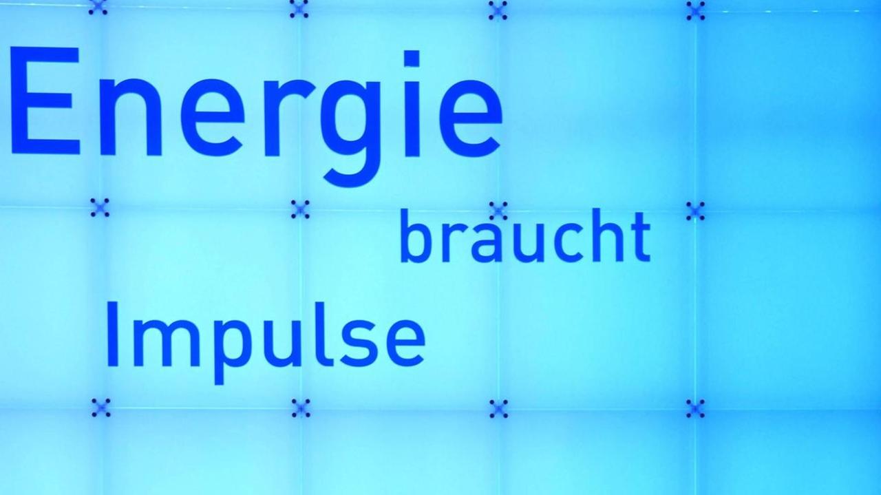 Das Bild zeigt eine Leuchtwand mit dem EnBW-Slogan "Energie braucht Impulse". 