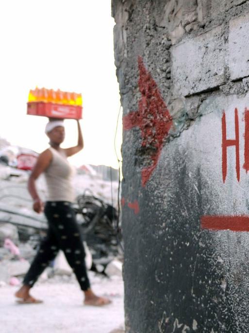 Nach dem Erdbeben in Haiti steht am 21.1.2010 in der Hauptstadt Port-au-Prince im Viertel Fort National "Help me" an einer Mauer.