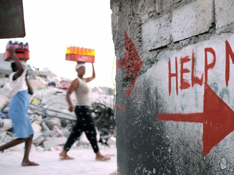 Nach dem Erdbeben in Haiti steht am 21.1.2010 in der Hauptstadt Port-au-Prince im Viertel Fort National "Help me" an einer Mauer.