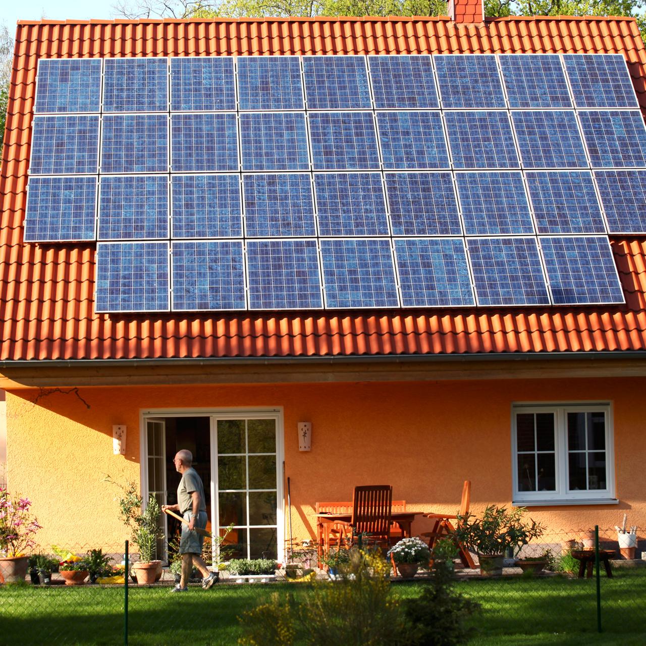 Solarzellen auf einem Dach.