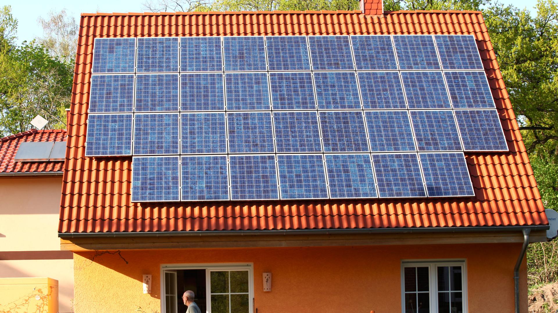 Solarzellen auf einem Dach. Solarzellen auf einem Dach.