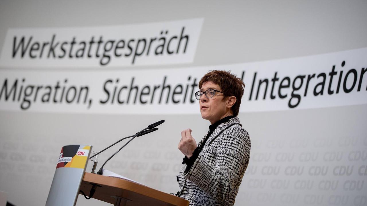 CDU-Chefin Annegret Kramp-Karrenbauer steht bei einem Werkstattgespräch der Partei am Rednerpult und spricht in ein Mikrofon.