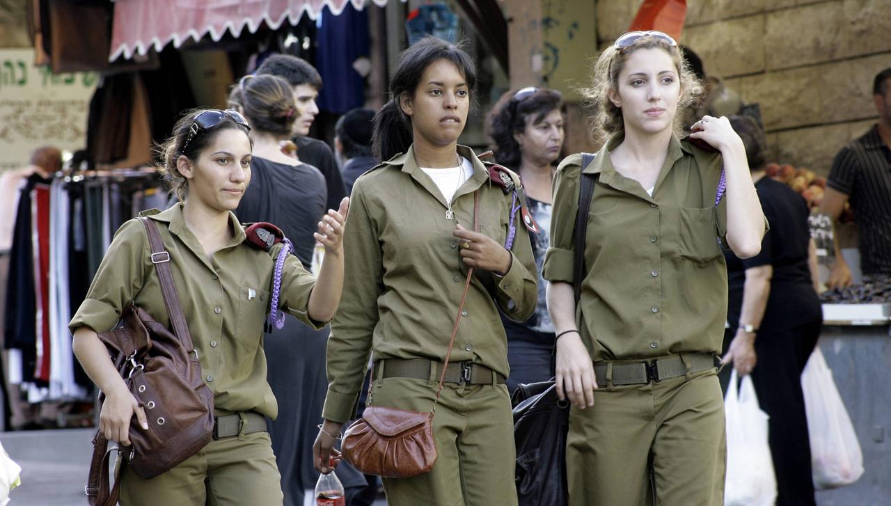 Drei junge Soldatinnen auf dem Mahane Yehuda Markt in Jerusalem.