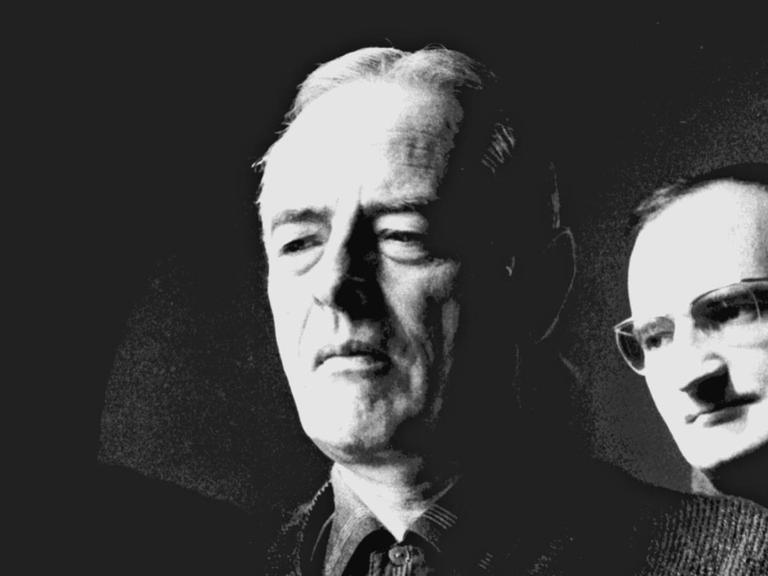 Der polnische Schriftsteller Witold Gombrowicz im Jahr 1965 (hinter ihm steht der Autor Slawomir Mrozek)
