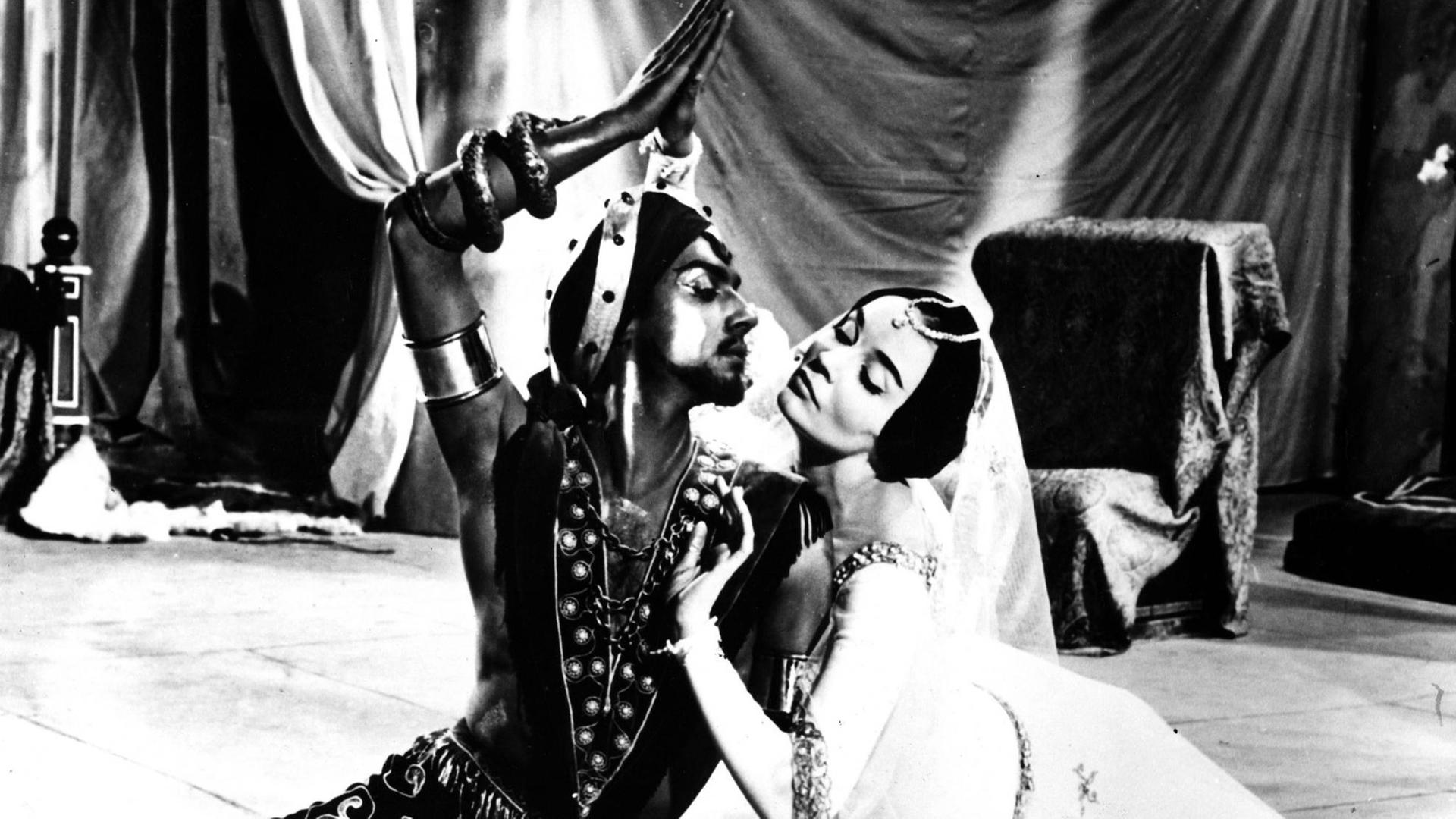 Antonio Ruiz Soler und Ludmilla Tcherina in einer Tanz-Szene der Romanze "Honeymoon", der unter dem Titel "Strahlender Himmel - strahlendes Glück" 1959 in die deutschen Kinos kam