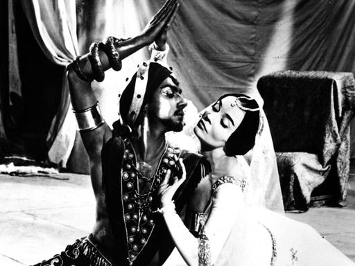 Antonio Ruiz Soler und Ludmilla Tcherina in einer Tanz-Szene der Romanze "Honeymoon", der unter dem Titel "Strahlender Himmel - strahlendes Glück" 1959 in die deutschen Kinos kam