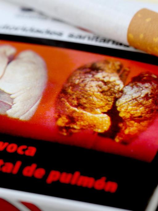 Ein Bild einer Raucherlunge auf einer spanischen Zigarettenschachtel.
