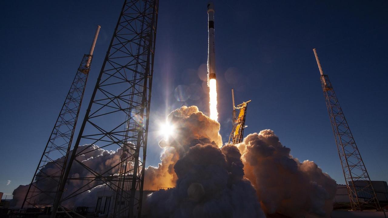 Falcon9-Rakete von SpaceX mit GPS- Satellit 3 SV01 beim Start in Cape Canaveral, Florida. 