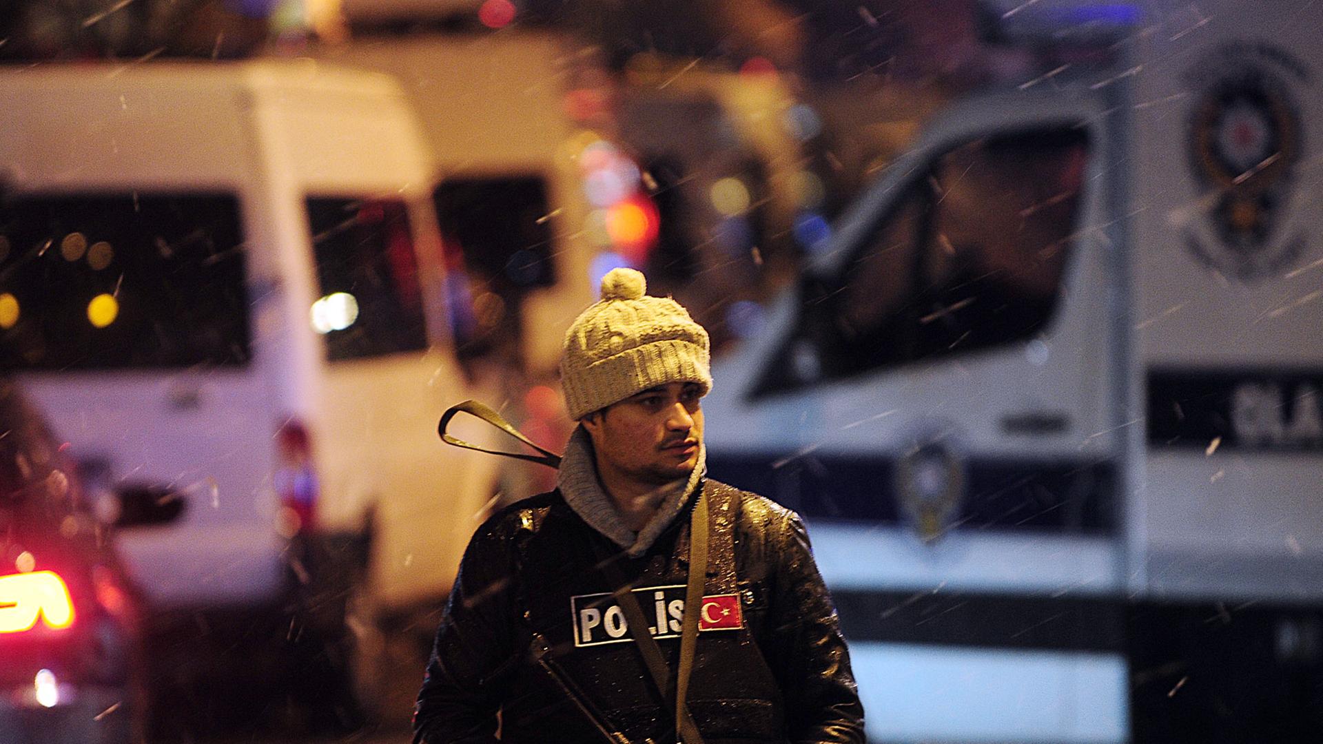 Ein Polizist vor einer Absperrung in der Altstadt von Istanbul.