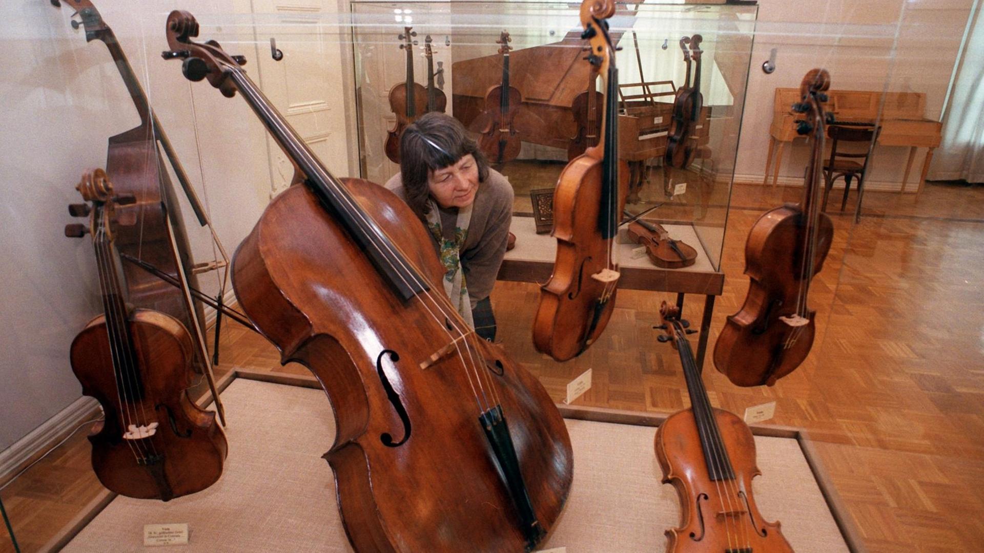 Ein Cello (Bildmitte) und Violinen aus dem 18. Jahrhundert gehören zu den Kostbarkeiten im Instrumentenmuseum des Klosters Michaelstein bei Blankenburg. Die Sammlung umfaßt rund 400 wertvolle alte Musikinstrumente, die zum Teil aus dem 18. Jahrhundert st