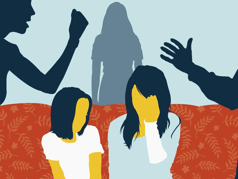 Kinder auf einer Couch zwischen streitenden Eltern