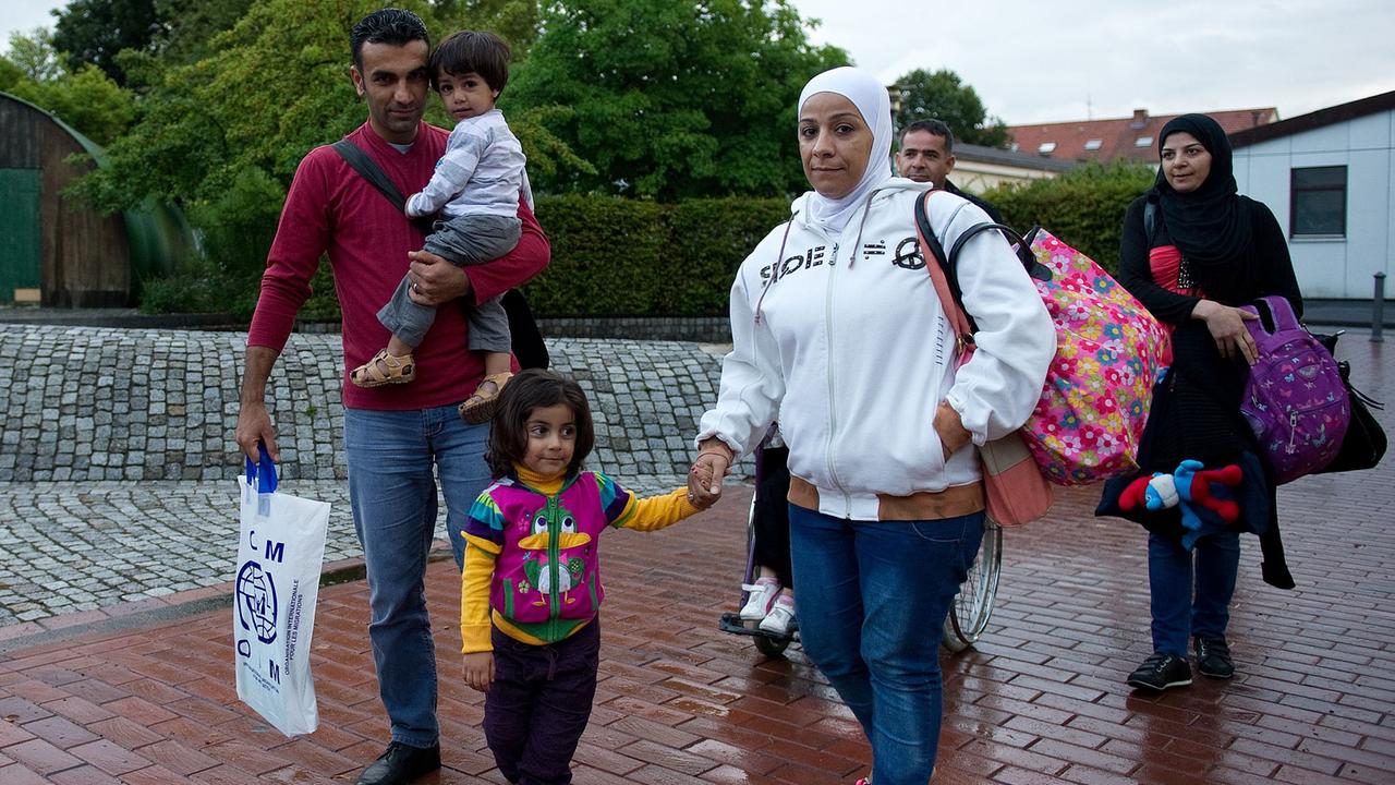 Eine syrische Familie bei ihrer Ankunft in Friedland im September 2013.