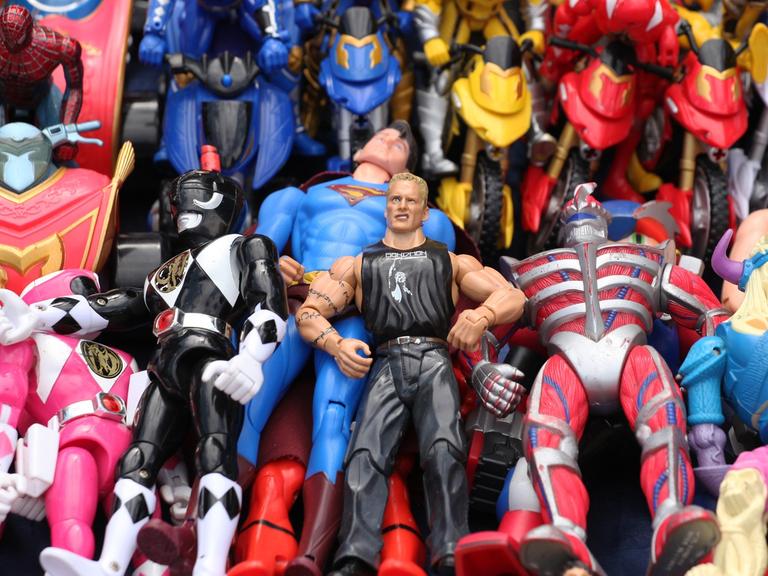 Action-Figuren liegen am Stand eines jungen auf einem Flohmarkt in Frankfurt am Main.