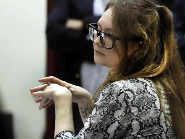 Anna Sorokin sitzt in einem modischen Kleid vor Gericht.