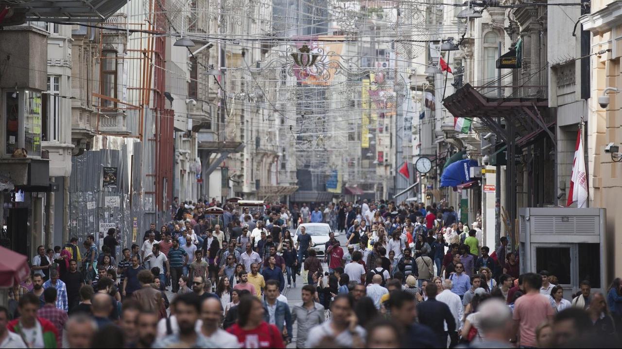 Menschenmenge auf der Istanbuler Einkaufsmeile Istiklal-Boulevard
