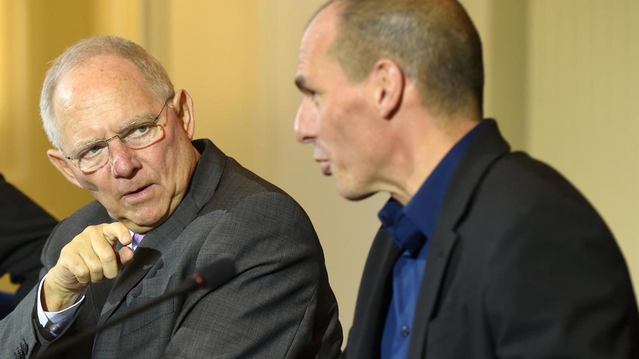Der griechische Finanzminister Yanis Varoufakis und Bundesfinanzminister Wolfgang Schäuble (CDU) bei einer gemeinsamen Pressekonferenz (05.02.2015).