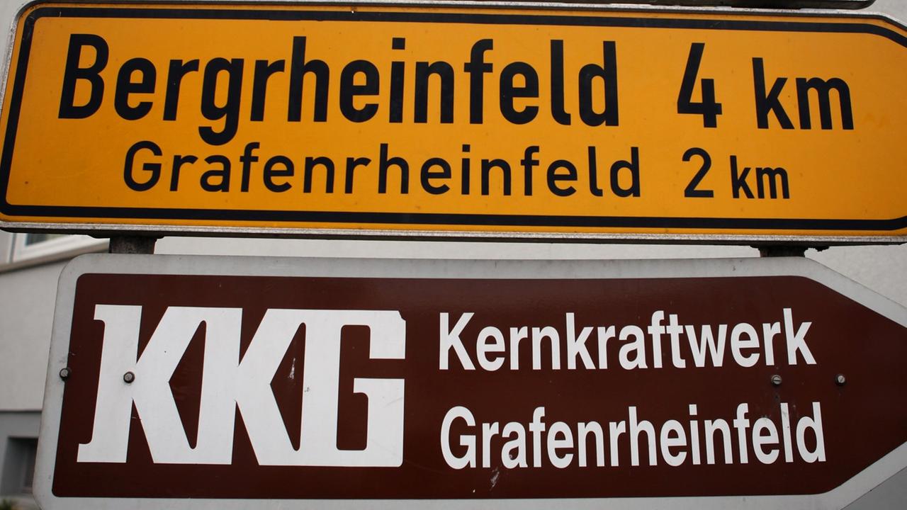 Verkehrsschild bei Grafenrheinfeld weist den Weg zum "Kernkraftwerk Grafenrheinfeld".