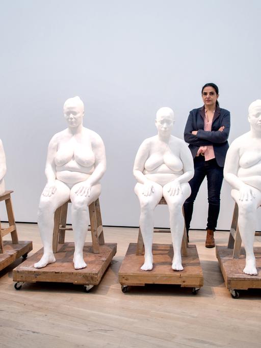 Die indische Künstlerin Bharti Kher steht hinter ihrem Werk "Six Women"in der Ausstellung "Facing India" im Kunstmuseum Wolfsburg