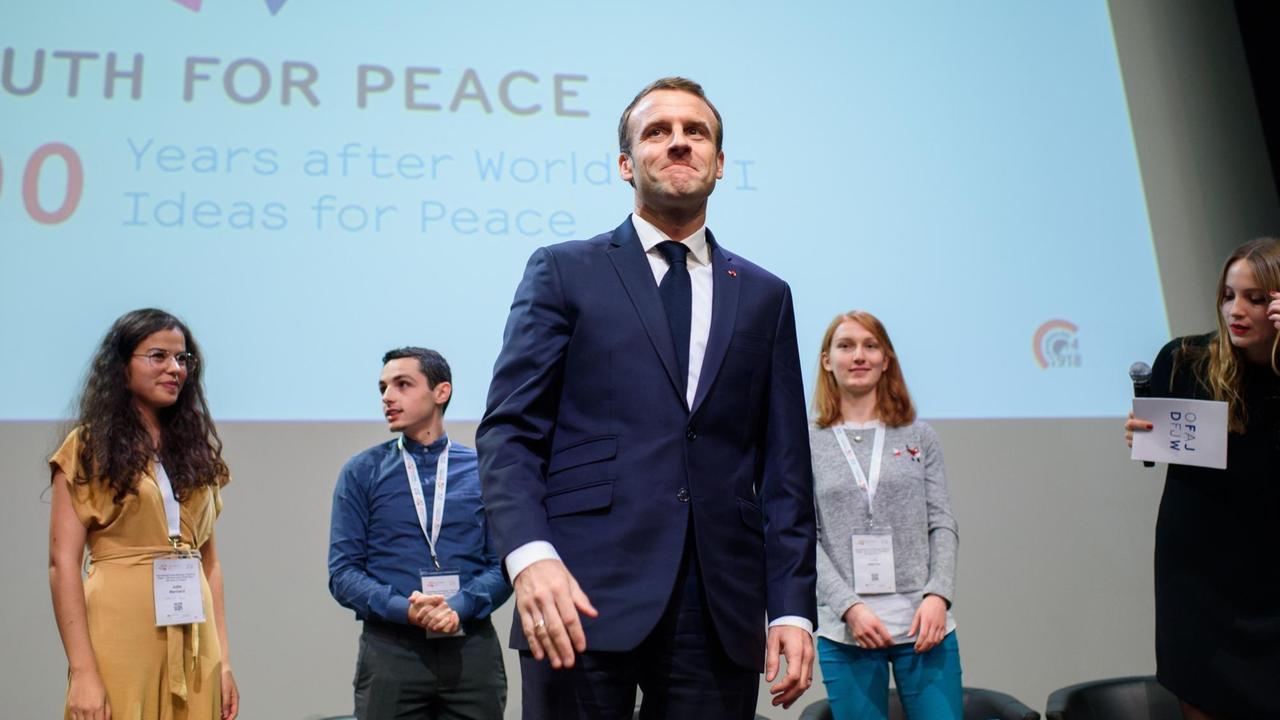 Emmanuel Macron, Präsident von Frankreich, steht bei der Veranstaltung "Youth for Peace - 100 Years after World War I - 100 Ideas for Peace" auf der Bühne.
