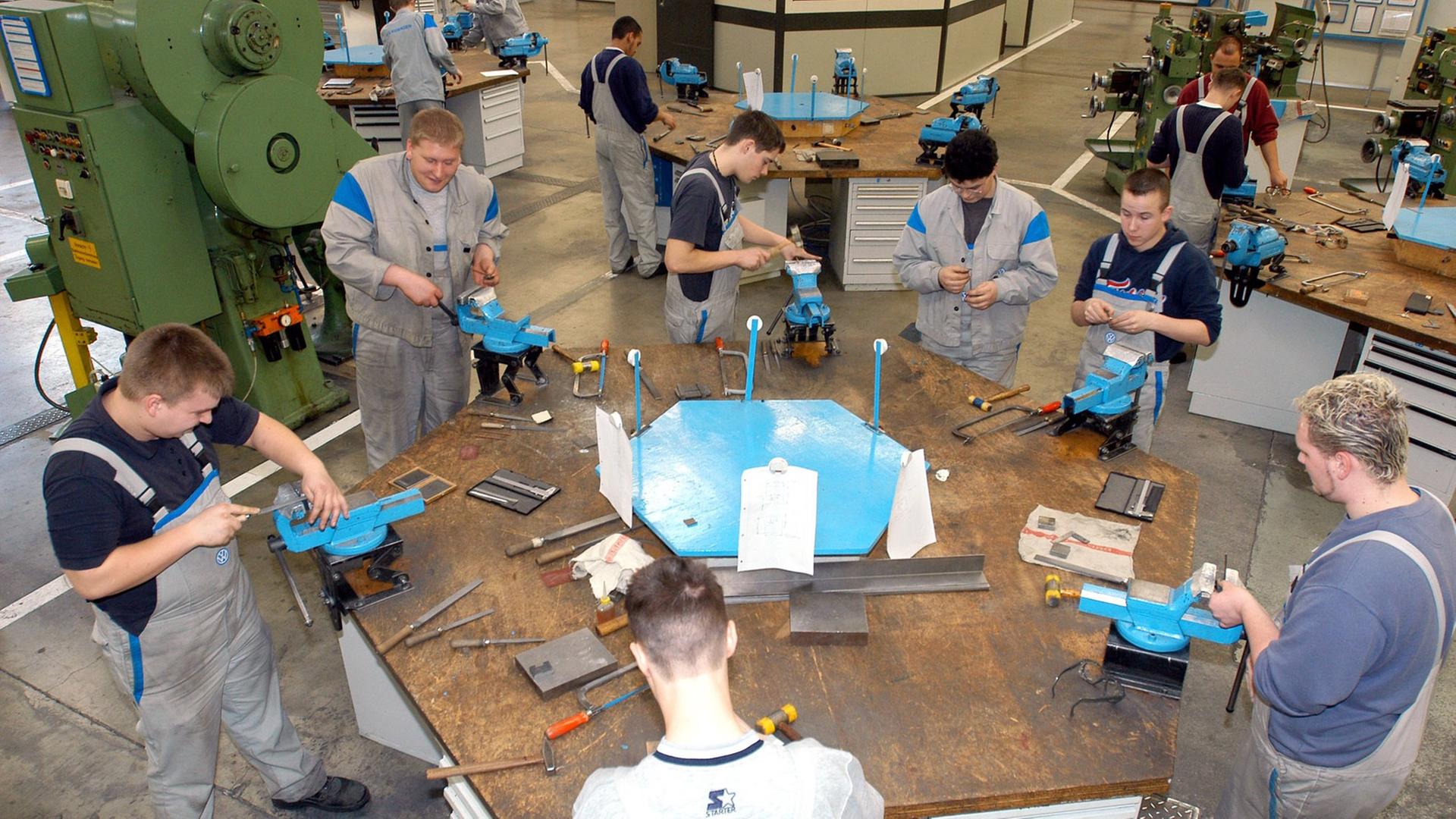 Azubis feilen am Mittwoch (17.03.2004) im Qualifizierungszentrum von VW Kassel in Baunatal an der Werkbank. Im Qualifizierungszentrum bekommen rund 700 Lehrlinge metallverarbeitender Berufe ihre Ausbildung.