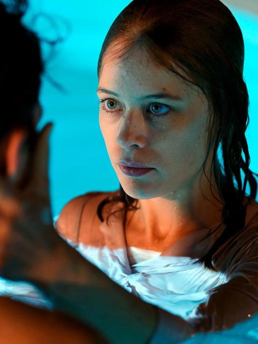 Filmstill aus "Undine": Ein Mann und eine Frau in einem Swimmingpool