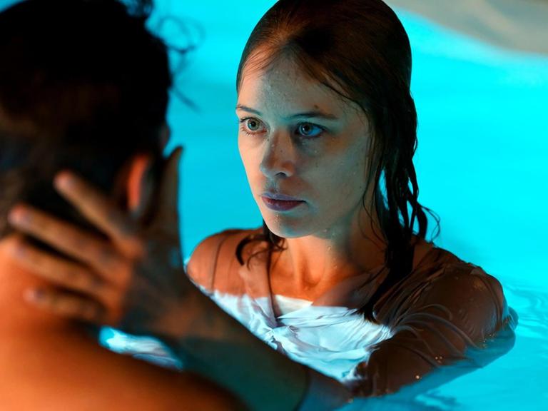 Filmstill aus "Undine": Ein Mann und eine Frau in einem Swimmingpool