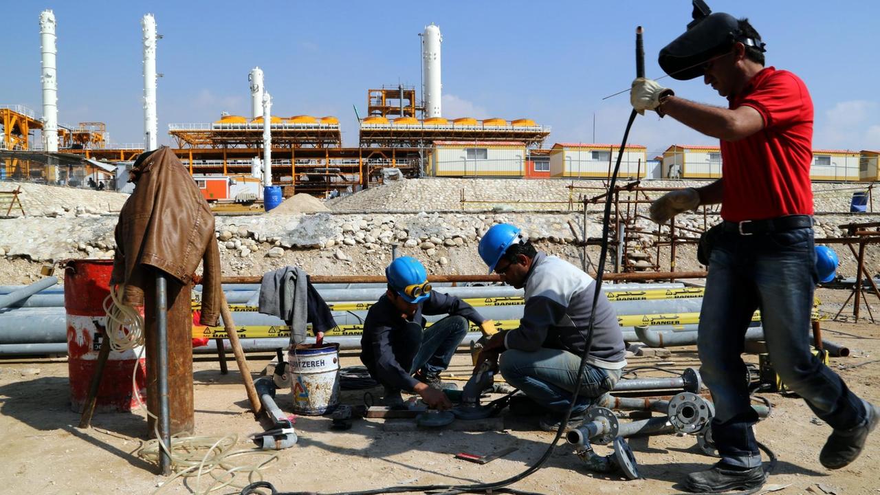 Arbeiter im South-Pars-Gasfeld, das sich im Persischen Golf zwischen Katar und Iran erstreckt.