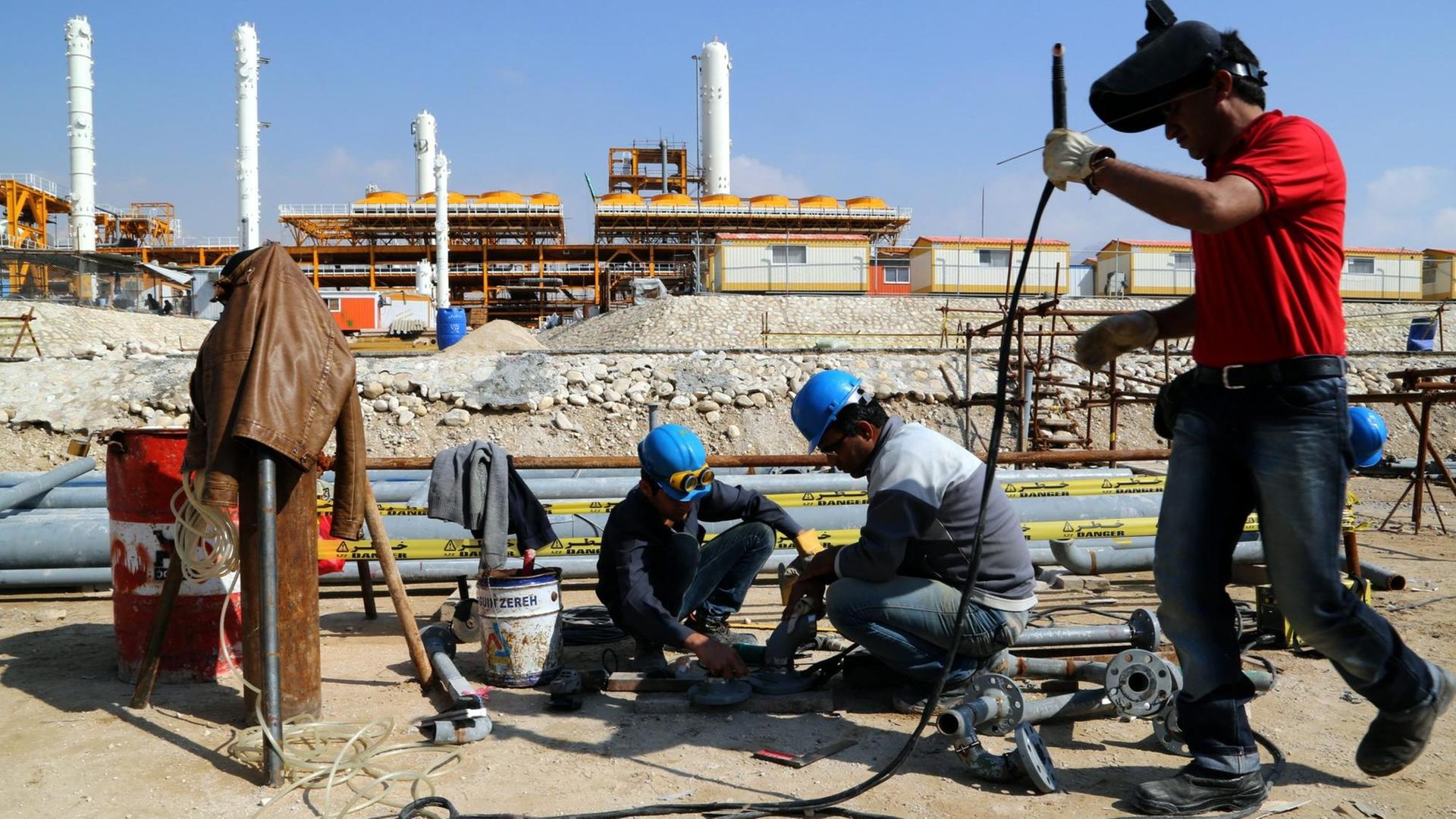 Arbeiter im South-Pars-Gasfeld, das sich im Persischen Golf zwischen Katar und Iran erstreckt. Arbeiter im South-Pars-Gasfeld, das sich im Persischen Golf zwischen Katar und Iran erstreckt.