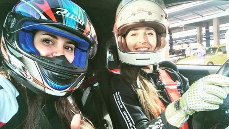 Ein Instagram-Foto zeigt zwei Rennfahrerinnen in einem Auto.