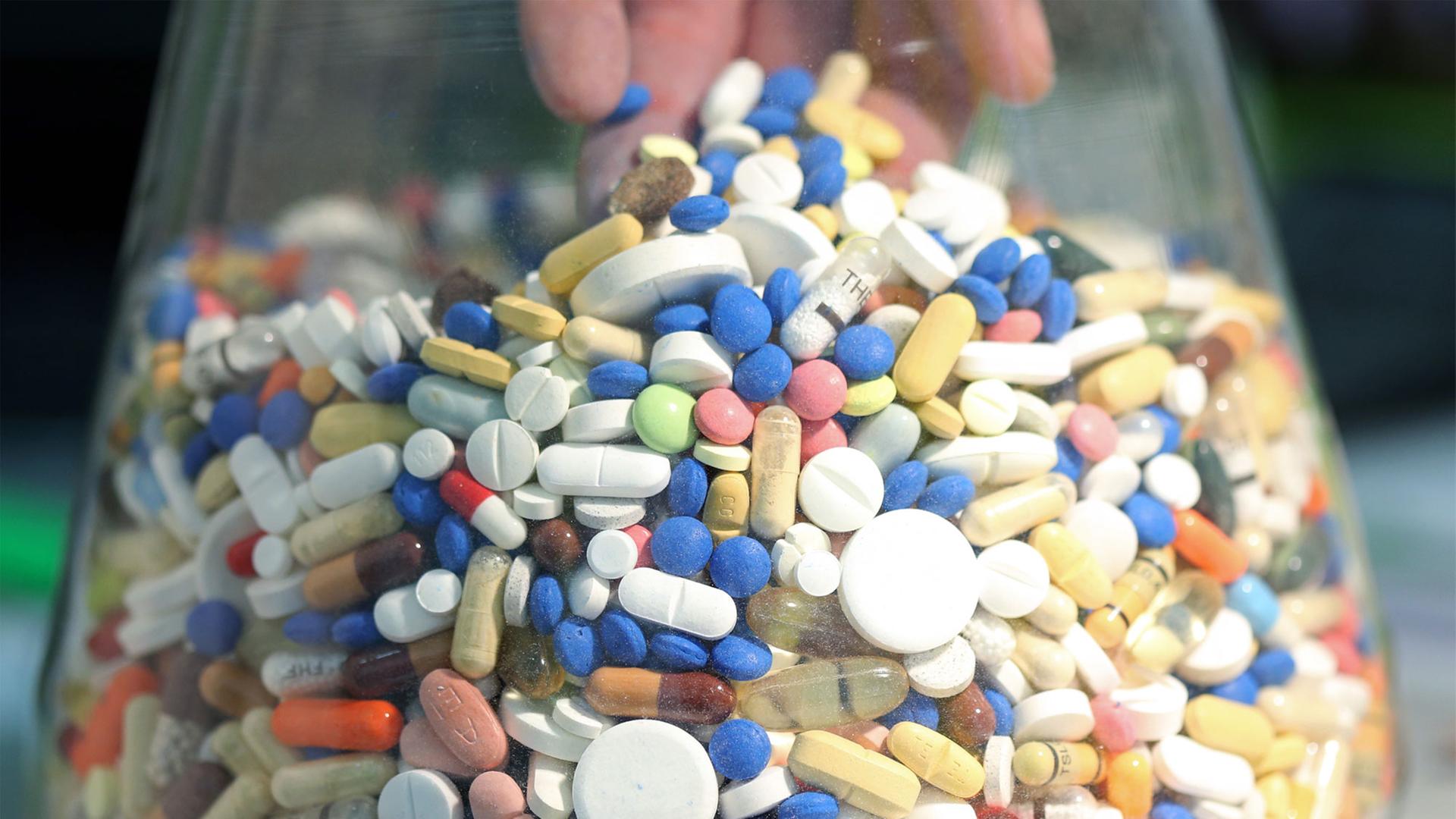 Tabletten liegen in einem Glas