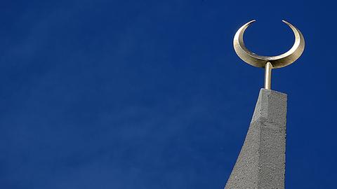 Auf einem Minarett der Moschee der Türkisch-islamischen Union Ditib steht am 06.06.2017 in Köln (Nordrhein-Westfalen) ein goldener Halbmond.