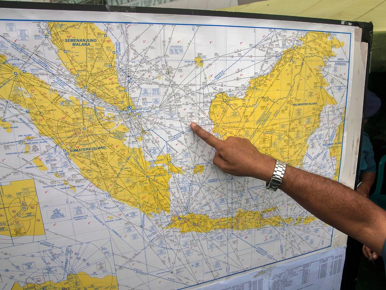 Ein indonesischer Soldat zeigt am 29. Dezember auf einer Karte auf die mutmaßliche Absturzstelle von Flug QZ8501. Ein indonesischer Soldat zeigt am 29. Dezember auf einer Karte auf die mutmaßliche Absturzstelle von Flug QZ8501.